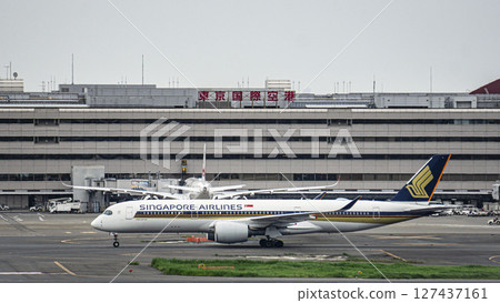 Singapore Airlines and Tokyo International Airport Singapore Airlines and Tokyo International Airport 127437161