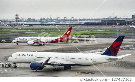 Delta Airlines and Shanghai Airlines at Haneda Airport Delta Airlines and Shanghai Airlines at Haneda Airport 127437162