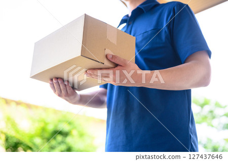 delivery staff 127437646