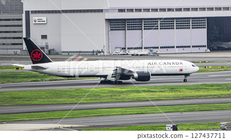 Air Canada taxiing at Haneda Airport 127437711