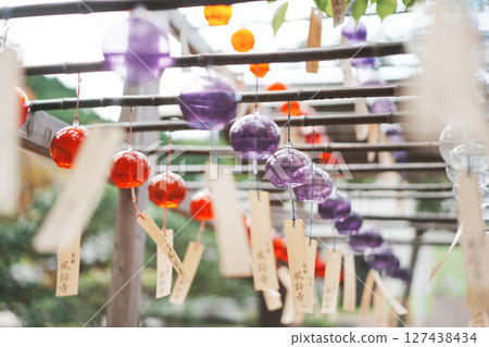 許多五顏六色的風鈴 127438434
