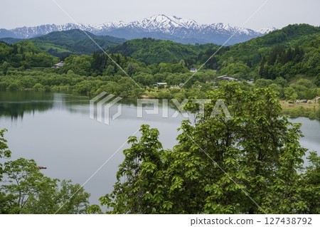 Lake Shirakawa surrounded by fresh greenery 127438792