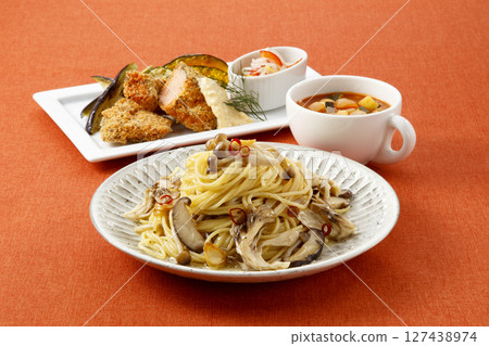 Western-style meal of mushroom peperoncino and fried salmon (Autumn flavors galore! Western-style soup and three side dishes plate) Western-style meal of mushroom peperoncino and fried salmon (Autumn flavors galore! Western-style soup and three side dishes plate) 127438974