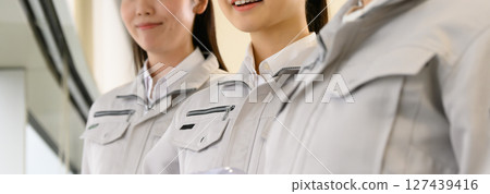 身著工作服的女性的商業形象 身著工作服的女性的商業形象 127439416
