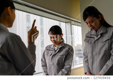 身著工作服的女性的商業形象 身著工作服的女性的商業形象 127439450