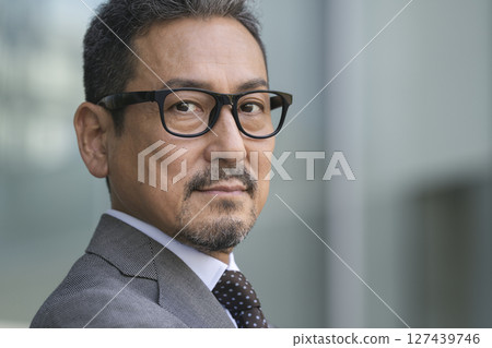 看照相機的資深商人 看照相機的資深商人 127439746