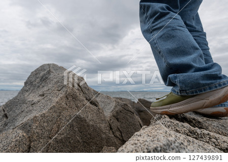 攀爬岩石區域的人的腳 127439891
