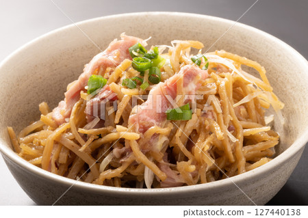 烤牛肉、蔥和牛蒡沙拉 127440138