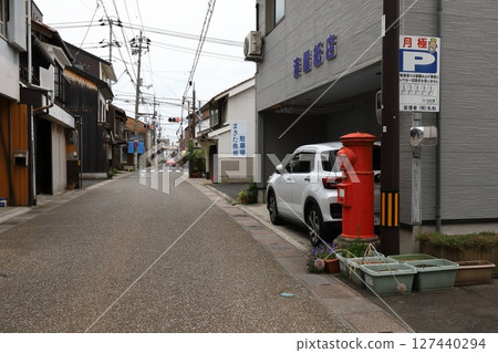 鳥取縣倉吉市圓形郵筒風景（港屋紙店） 127440294