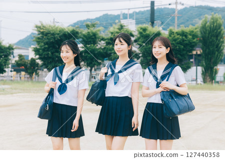 穿著夏裝去上學的高中女生 穿著夏裝去上學的高中女生 127440358