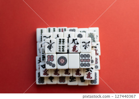 紅色背景堆疊的麻將牌 127440367