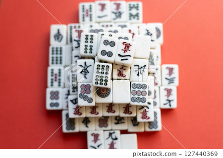 紅色背景堆疊的麻將牌 127440369