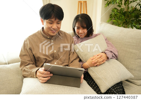 看在沙發的夫婦一種片劑 看在沙發的夫婦一種片劑 127440387