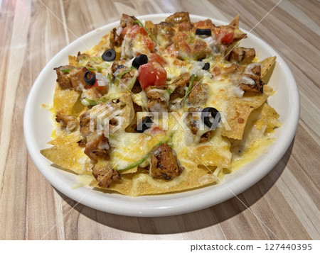 在墨西哥餐廳裡拍攝特色美食nachos特寫照片 127440395
