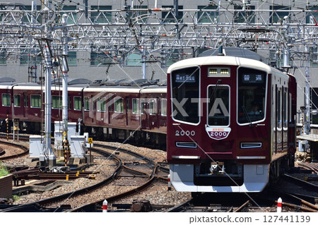 阪急寶塚線2000分隊抵達大阪梅田 127441139
