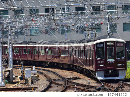 阪急京都線 2300 系列抵達大阪梅田 阪急京都線 2300 系列抵達大阪梅田 127441222