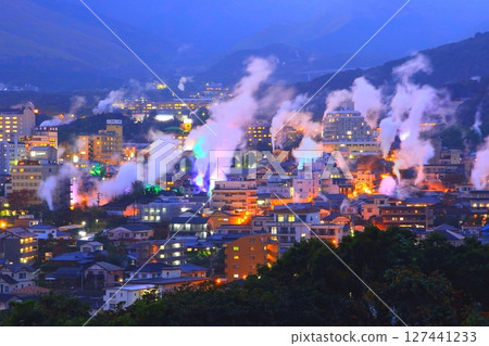 鐵輪溫泉鎮（別府市燈火通明）的溫泉升起蒸汽 127441233