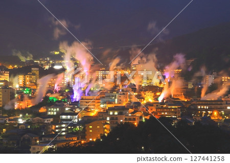 鐵輪溫泉鎮（別府市燈火通明）的溫泉升起蒸汽 127441258