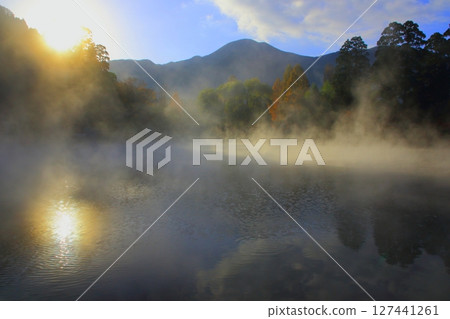Lake Kinrin in autumn (Yufuin-cho, Yufu City) Lake Kinrin in autumn (Yufuin-cho, Yufu City) 127441261