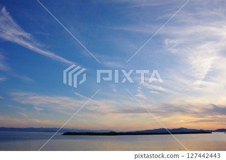 從兵庫縣淡路島的海女海灘眺望德島縣的大毛島和眉山 從兵庫縣淡路島的海女海灘眺望德島縣的大毛島和眉山 127442443