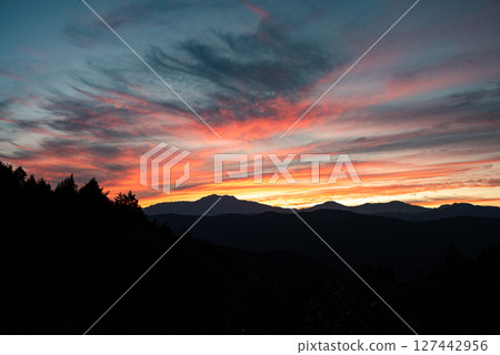 Watching the sunrise 127442956