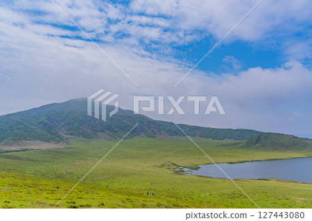 (Kumamoto Prefecture) Fresh greenery of Aso, Kusasenrihama and Mt. Eboshi (Kumamoto Prefecture) Fresh greenery of Aso, Kusasenrihama and Mt. Eboshi 127443080