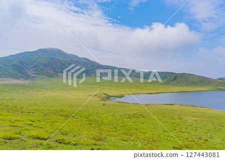 (Kumamoto Prefecture) Fresh greenery of Aso, Kusasenrihama and Mt. Eboshi (Kumamoto Prefecture) Fresh greenery of Aso, Kusasenrihama and Mt. Eboshi 127443081