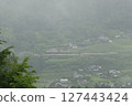 從山上看到的火車道口 127443424