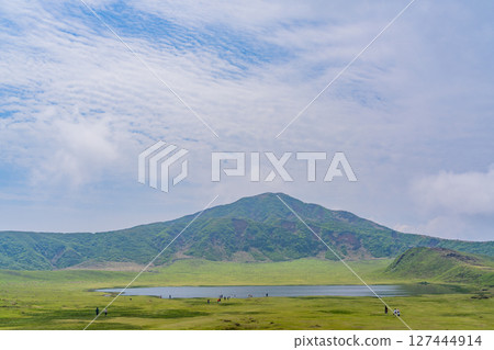(Kumamoto Prefecture) Fresh greenery of Aso, Kusasenrihama and Mt. Eboshi (Kumamoto Prefecture) Fresh greenery of Aso, Kusasenrihama and Mt. Eboshi 127444914