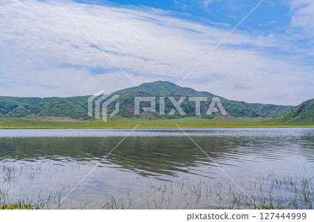 （熊本縣）草千里浜海灘的新綠，池塘裡倒映著烏帽山 127444999
