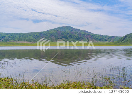 (Kumamoto Prefecture) Fresh greenery at Kusasenrihama Beach, Mount Eboshi reflected in the pond (Kumamoto Prefecture) Fresh greenery at Kusasenrihama Beach, Mount Eboshi reflected in the pond 127445000