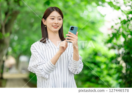 Woman with smartphone 127446578