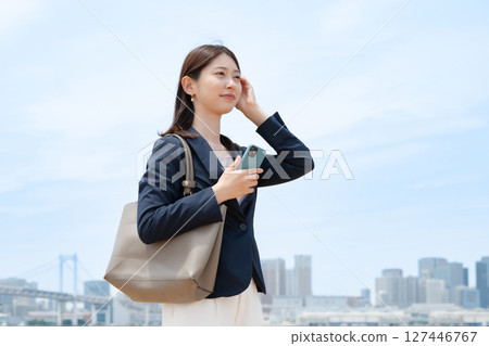 有智能手機的女商人 127446767