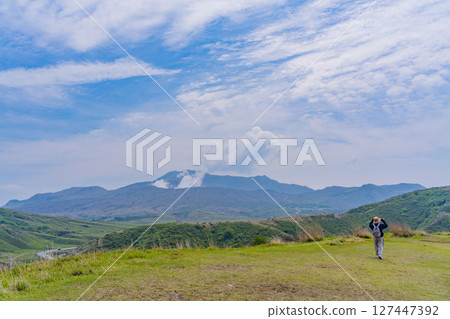 （熊本縣）阿甦的新綠色－從草千里海灘望去中岳的煙霧 127447392