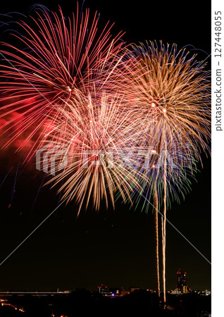 Fireworks decorating the night sky (Todabashi Fireworks Festival and Itabashi Fireworks Festival) Fireworks decorating the night sky (Todabashi Fireworks Festival and Itabashi Fireworks Festival) 127448055