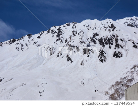 Spring tourist attraction: snowy mountain scenery and ropeway on the Tateyama Kurobe Alpine Route 127449554