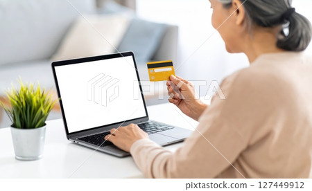 人工智慧圖像：老年人使用信用卡線上購物 127449912