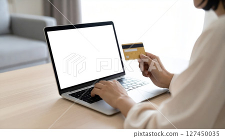 AI 圖片：使用信用卡線上購物 127450035