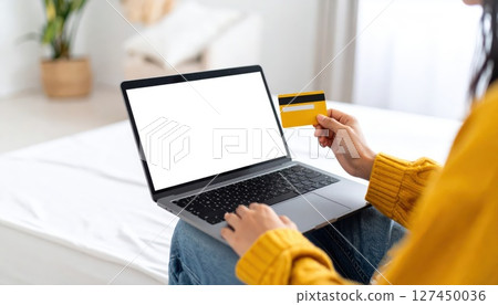 AI 圖片：使用信用卡線上購物 127450036