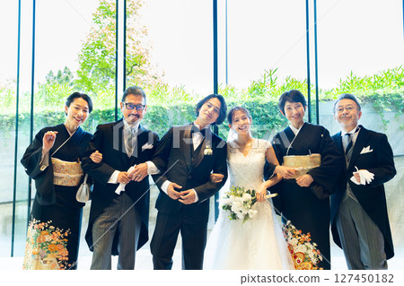 Wedding group photo 127450182