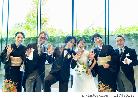 Wedding group photo 127450183