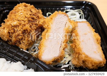 美味的肉末炸排和菲力炸排便當 美味的肉末炸排和菲力炸排便當 127450420