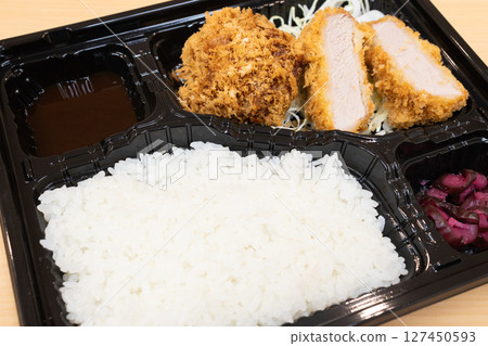 美味的肉末炸排和菲力炸排便當 127450593