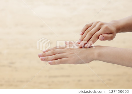 手上抹油 手上抹油 127450603