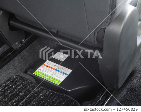 安裝在汽車內部的鋰離子電池 127450829