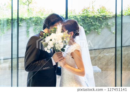 Wedding Wedding Kiss 127451141