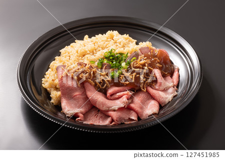 Roast beef with garlic rice 127451985