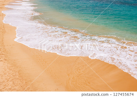 Sunny beach in Hawaii with golden sand and clear blue water 127455674