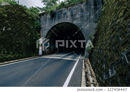在神奈川縣箱根開車時出現的箱根金太郎線隧道 在神奈川縣箱根開車時出現的箱根金太郎線隧道 127456447