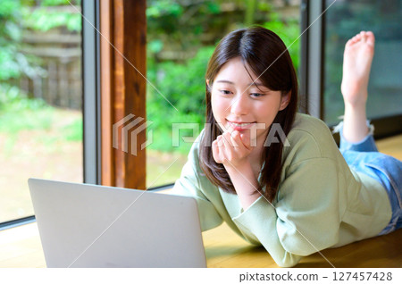 日常生活中的一幕:一位女士專心工作,同時盯著電腦 日常生活中的一幕:一位女士專心工作,同時盯著電腦 127457428